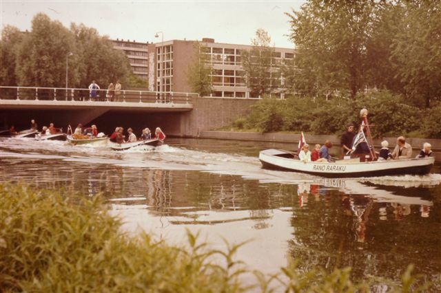De scoutingboten gaan onder de brug van Meer en Vaart door Foto: collectie Joop Jansen 
