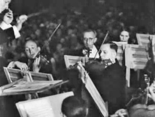 Theo Olof en Herman Krebbers spelen de vioolpartij in het coda van Johann Strauss' "G'schichten aus dem Wiener Wald", Holland Festival 7 juli 1951. Bron: Copyright Polygoon-Profilti (producent) / Nederlands Instituut voor Beeld en Geluid (beheerder) 