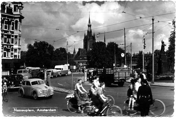 Nassauplein met op de achtergrond de De Maria Magdalenakerk Foto: ansichtkaart 