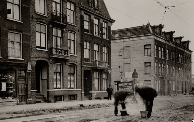Haarlemmerweg 211-215. Met rechts de ingang van de Van Hallstraat. Werkzaamheden aan de weg. Foto: Beeldbank van het Stadsarchief van de gemeente Amsterdam, circa september 1930 