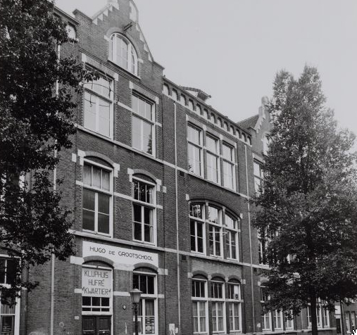 Rombout Hogerbeetsstraat 109, Hugo de Grootschool en Clubhuis Hufré Kwartier Foto: Beeldbank van het Stadsarchief van de gemeente Amsterdam, juli 1983 