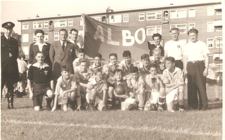 Het team van Albo tijdens het toernooi van 1949. De politieman is de hoofdcommissaris van politie. Foto: collectie Frans Stootman 