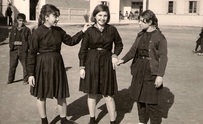 Amira (midden) vroeger in Syrië Foto: collectie Amira 