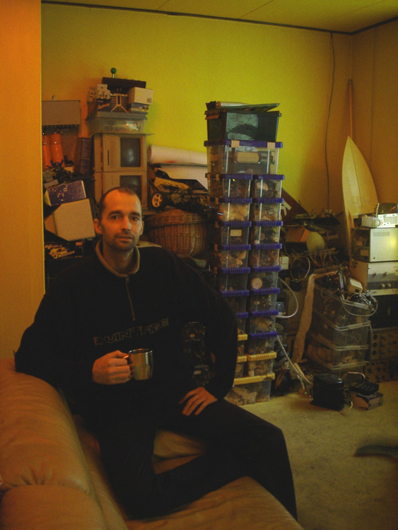 Andreas in zijn huiskamer vol onderdelen.jpg wie, wat, wanneer, waar Foto: Yvette van der Does, 2007 