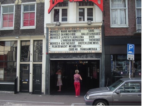 Bioskoop De Movies, vroeger Hollandia, op de Haarlemmerdijk 161. Hier draaiden zondagsmiddags de spannende films voor de jeugd. (foto 2006, Jan Wiebenga) 