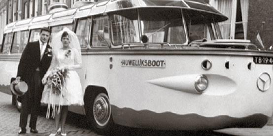 Sjaan Beuke en Jan Houweling trouwden op 11 september 1963 met de bootbus wie, wat, waar, wanneer Foto uit de oud Amsterdammer van 4 september 2012 
