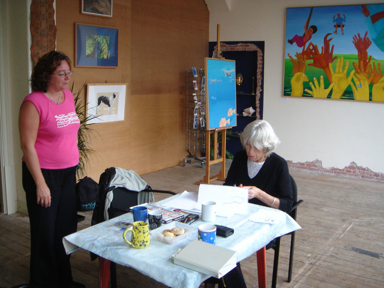 Claudette de Jong en haar leerlinge in het atelier wie, wat, wanneer, waar Foto: Yvette van der Does, 2007 