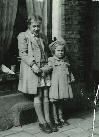 Cor en zus Joke Van der Duijnstraat, 1948: Cor ( 3 jaar) en zus Joke (7) 