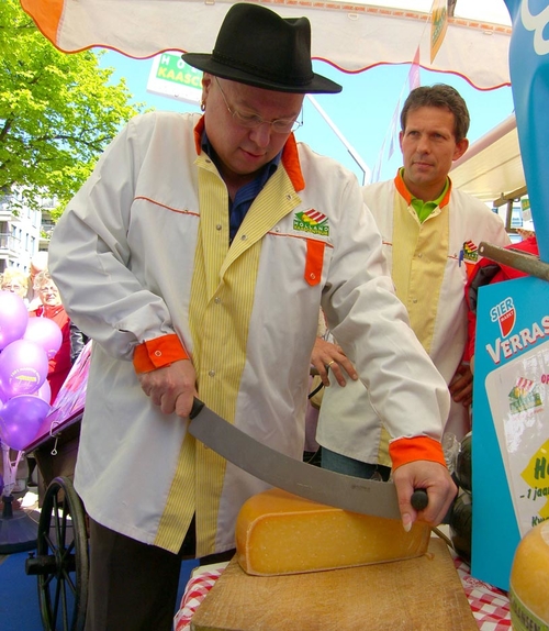 Wethouder Paulus de Wilt snijdt de eerste kilo biologische kaas af wie, wat, wanneer, waar Foto: Shirley Brandeis, 19 mei 2010 