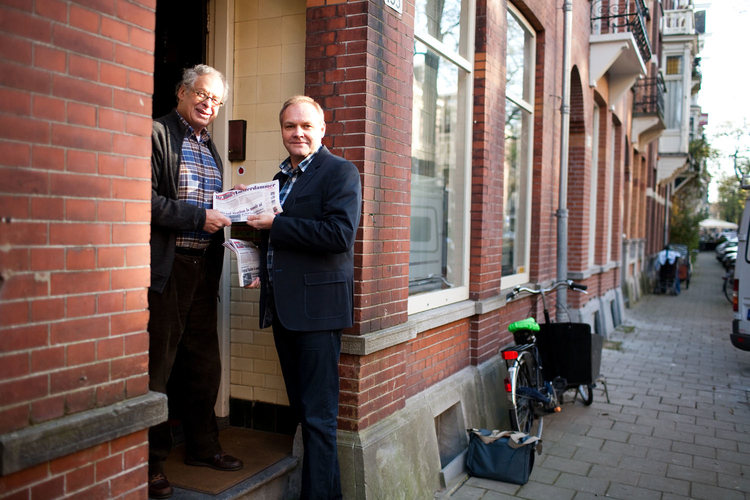 Drs. Ed van Thijn (links) krijgt uit handen van Hans Peijs het eerste exemplaar van De Oud-Amsterdammer Foto: De Oud-Amsterdammer, 28 november 2011 