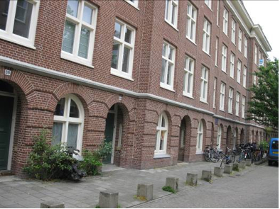 Van Bossestraat 38-32, bij nummer 34 is de blauwe plaquette Foto: Jan Wiebenga, juni 2010 