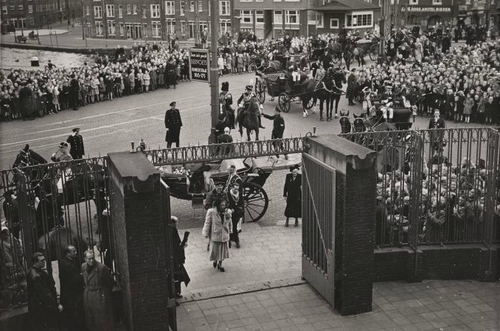 Bezoek van koningin Juliana aan de 4e Ambachtsschool, Postjesweg 1, 1949 Bron: ANP, beeldbank stadsarchief Amsterdam 