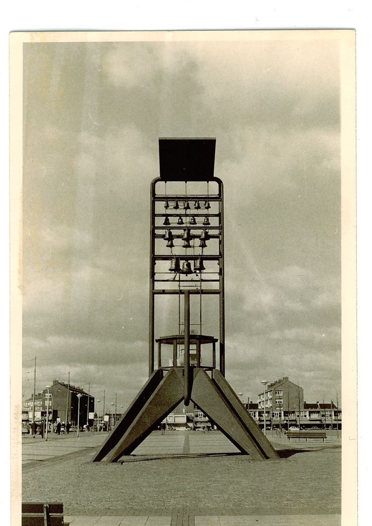 Carillon Plein '40-'45 Begin jaren zestig. Het Carillon op Plein '40-'45, Slotermeer. Plein '40-'45, de favoriete plek van Saïd.  <br />Foto: begin jaren zestig. 