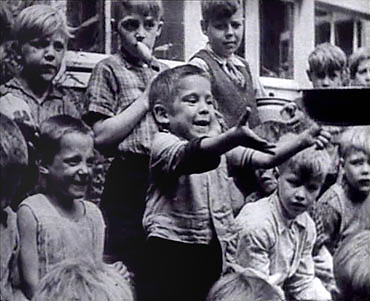 Kinderen vragen eten. Bron: www.verzetsmuseum.org 