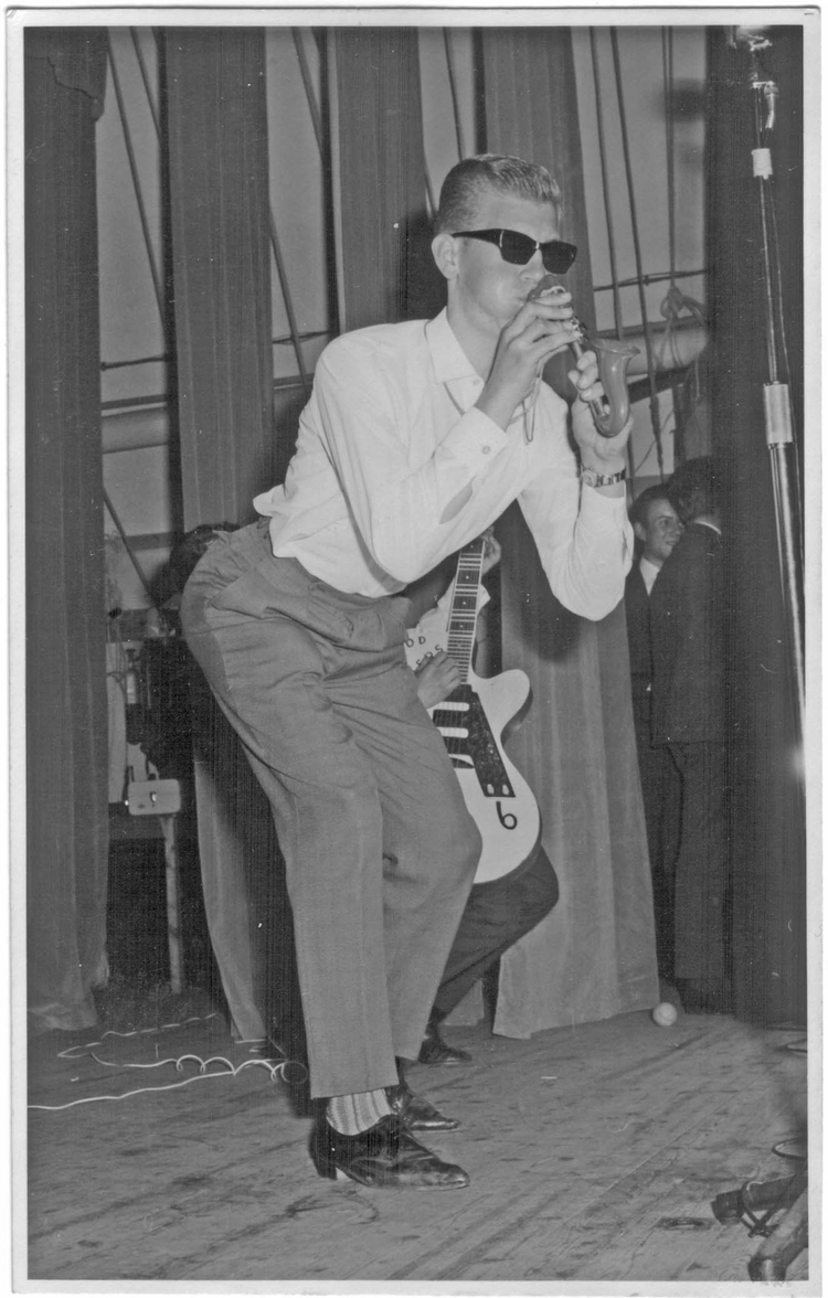 Ramon Sterker met mini-saxofoon Foto: collectie Ramon Sterker, 12 mei 1962 