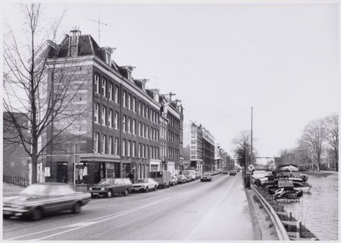 Haarlemmerweg en - vaart Haarlemmerweg 25-27-29 enz.<br />Links de Van Beuningenstraat. In het midden, links, de ingang van de Van Hogendorpstraat. Rechts de Haarlemmervaart met brug nummer 193 (de toegang tot de Westergasfabriek).<br /><br />Foto: februari 1983, fotograaf Ino Roëll<br />Beeldbank Gemeentearchief Amsterdam 