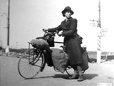 Met een fiets zonder banden eten zoeken in de oorlog Foto: bron onbekend 