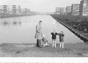 Vader Barteld met drie van zijn kinderen Foto: collectie Bart Plenter, ongeveer 1961 