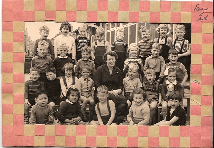 Klassefoto Teun is 3e van links op de bovenste rij, 5 jaar, kleuterschool in noodgebouw 1954. Locatie school: tussen Lodewijk van Deysselstraat en Jacques Perkhof. Met Wereldkampioen Dammen Ton Sijbrands (rechts naast de juf) 