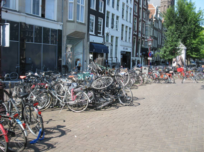 Fietsers parkeren hun fiets hier op een wel heel compacte manier (Koningsplein). Foto: Foto: Jan Wiebenga, 4 september 2012 