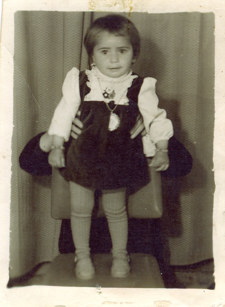 Leyla Zwart Wit wie, wat, wanneer, waar Leyla als meisje van pak hem een beet één jaar oud. De foto is genomen in Turkije, waar ze geboren is. 