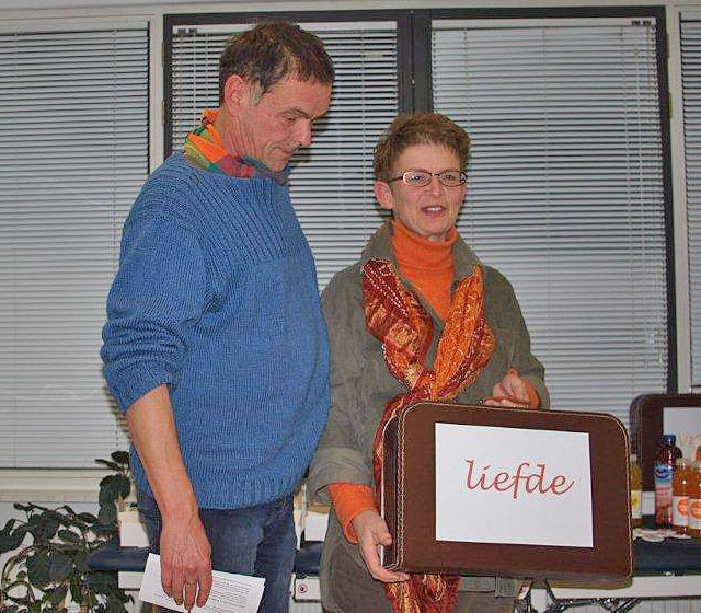 Marianne en haar man Sjaak ontvangen het koffertje met daarin de uitleg bij het woordkunstproject wie, wat, wanneer, waar Foto: Angar Veerkamp, februari 2010 