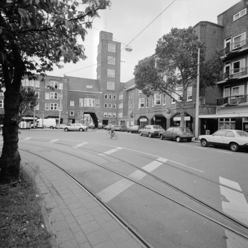 Mercatorplein met links van de toren de onderdoorgang naar de Van Spilbergenstraat, 1988 Bron: beeldbank Stadsarchief Amsterdam, fotograaf: Han van Gool 