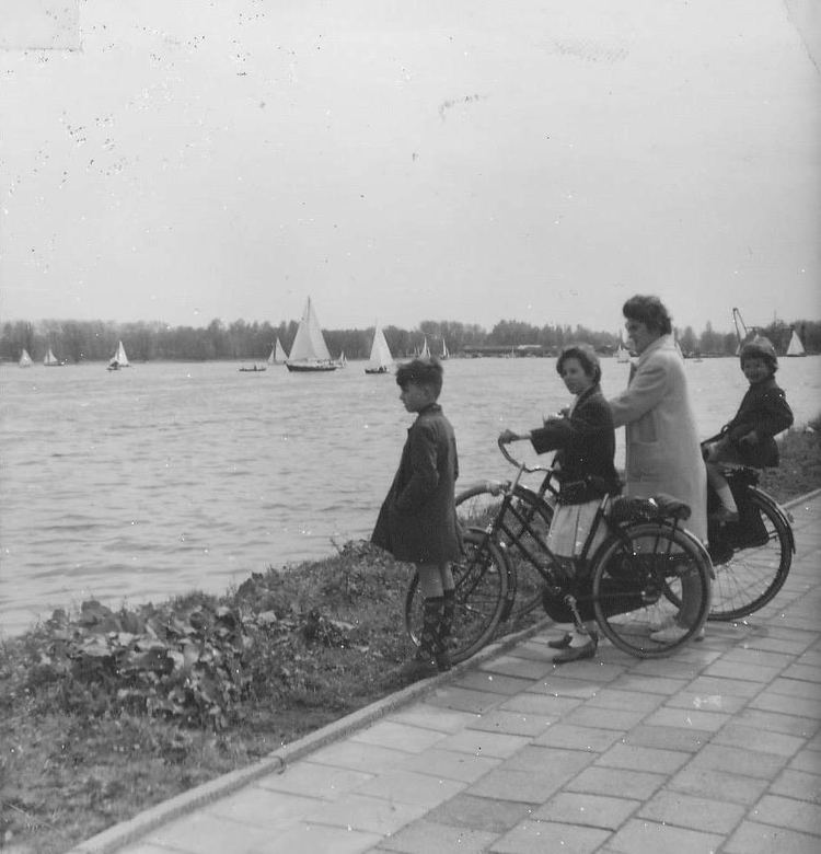Fietstochtje naar het Nieuwe Meer, 1964 Foto: collectie Annette Jansen-Nieuwenhuize 