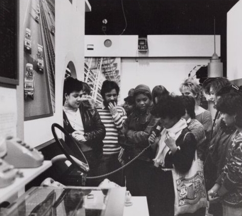 NINT, Rozengracht 224 A, demonstratie van de mobilofoon tijdens een schoolexcusie, op de telecommunicatieafdeling in het NINT, 1983 Bron: beeldbank Stadsarchief Amsterdam<br />Foto: Ino Roël 