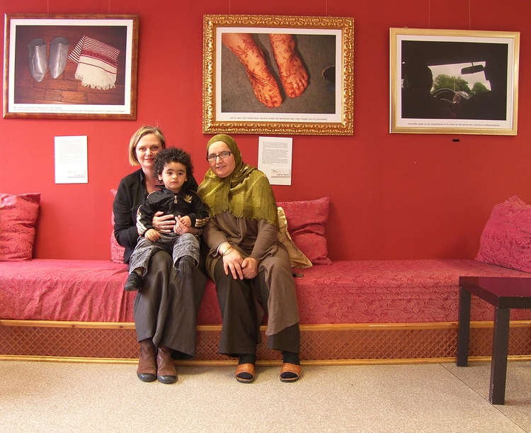 Renée de Zwart (links) en Fatima Sabbah met kleinkind Noa Foto: Shirley Brandeis, maart 2009 