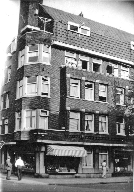 Ons huis op drie hoog hoek Haarlemmermeerstraat/Weissenbruchstraat, jaren 60 Foto: collectie Siebe de Roos 