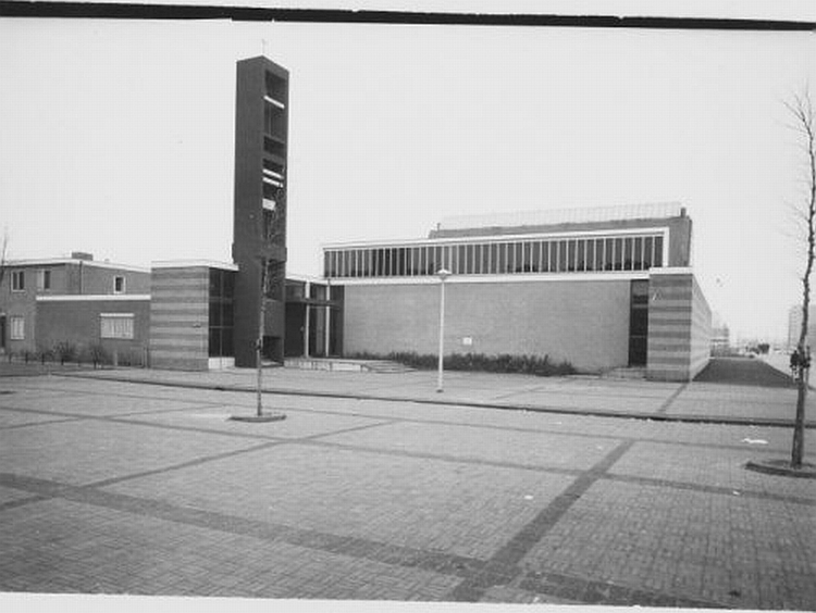 Osdorper Ban, 1968;  Ingang St. Lucaskerk op nr. 130 links v/h midden; links tevens ingang Reimerswaalstraat Bron: beeldbank, Stadsarchief Amsterdam 