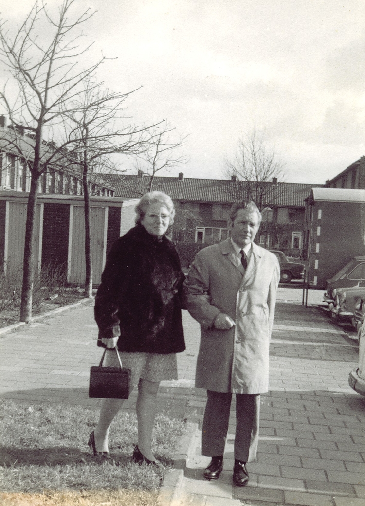 De ouders van Marijke Schipper, tweede helft jaren Zestig De ouders van Marijke Schipper in de Antoon Keldermanstraat, voor het huis. Tweede helft jaren zestig. 