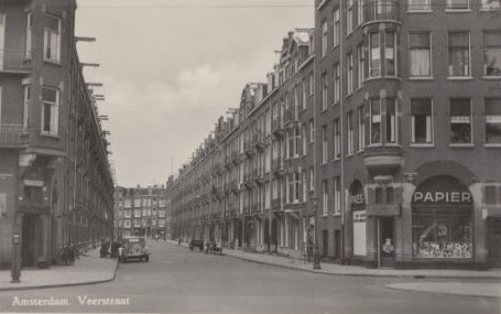 Paes-Papier op de kruising Veerstraat en Amstelveenseweg, ca. 1940 - door: Uitgeverij Paes-Papier N.V. Bron: beeldbank Stadsarchief Amsterdam  