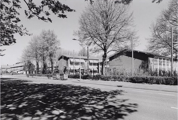 Pieter Jelles Troelstraschool, Dr. H. Colijnstraat 2, gezien vanaf De Savornin Lohmanstraat, 2001 Bron: beeldbank Stadsarchief Amsterdam 