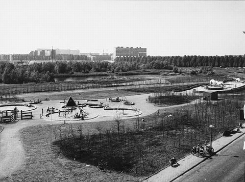 Rembrandtpark, 1970. Speelterrein, gezien vanaf en t.h.v. Orteliuskade 37 (ca.)(voorgrond) Bron: beeldbank Stadsarchief Amsterdam 