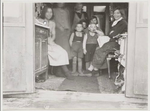  Familie in woonwagenkamp De Rolleman -  Foto: Beeldbank van het Stadsarchief van Amsterdam, 1939 