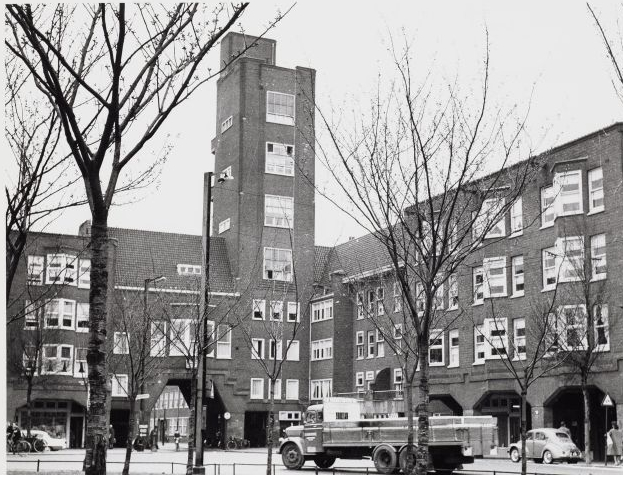 Mercatorplein met de ingang van de Van Spilbergenstraat. De toren werd afgebroken in 1961 en in 1996 herbouwd. wie, wat, wanneer, waar Foto: Beeldbank van het stadsarchief van de gemeente Amsterdam, 1950-1955 