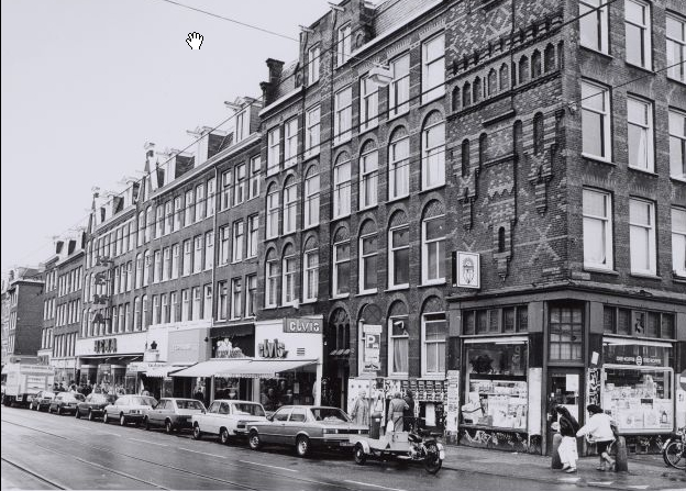 Kinkerstraat 112-114-116 enzovoort, rechts de hoek van de Bilderdijkkade en links de ingang Tollensstraat wie, wat, wanneer, waar Foto: Beeldbank van het Stadsarchief van de gemeente Amsterdam, maart 1987 