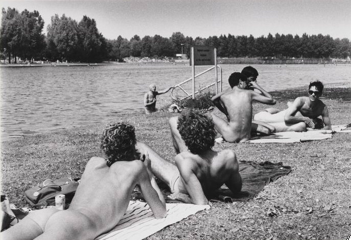 Naaktrecreatie op de eilandjes van het Sloterparkbad aan de Sloterplas Foto: Stadsarchief; Collectie Stadsarchief Amsterdam: foto-afdrukken, fotograaf: Frans Busselman, 28 juni 1986 
