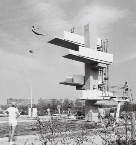 De '10 meter' in het Sloterparkbad Foto: Stadsarchief; Collectie Stadsarchief Amsterdam: foto's eigen fotodienst, fotograaf J.M. Arsath Ro'is, 6 mei 1976 