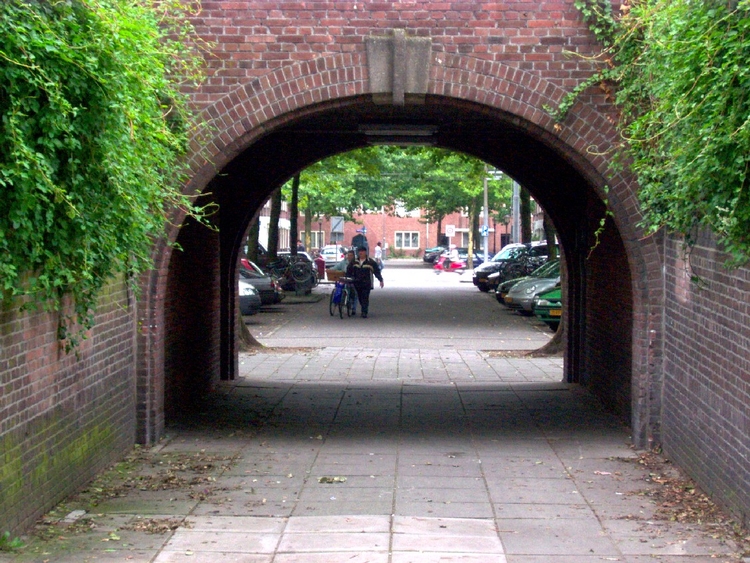 Smaragdplein 3 De poort naar de Carillonstraat<br />Foto: 23-8-2006, Ruud van Koert 