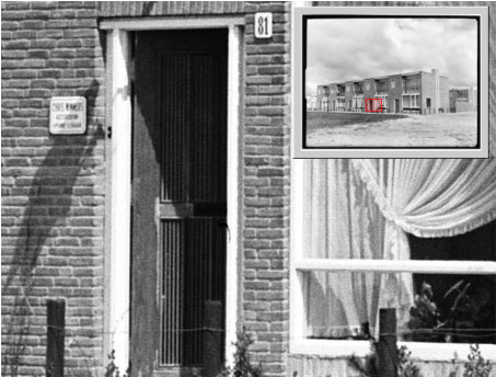 Het naambordje (moeilijk leesbaar) op de deur van Chris Wimmers op de Burgemeester Vening Meineszlaan wie, wat, wanneer, waar Foto: Beeldbank van het Stadsarchief van de gemeente Amsterdam, bewerkt door Okko Steensma 