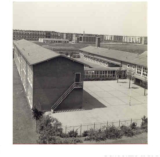 Zicht op Timotheusschool in 1963 Op de achtergrond de houten Timotheusschool (juni 1963). Aan de rechterkant zie je de Sionskerk. Op de voorgrond de Burg. van Leeuwenschool<br />Foto afkomstig van Andrea Kaales 