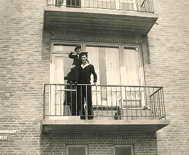 Ton op de schouder van zijn oudere broer, Ernest Staesstraat 23 op de hoek met de Erasmusgracht, 1951 Bron: Ton Poot 