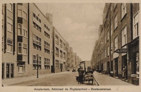 Bestevaerstraat 49, links de Admiraal de Ruijterschool, rechts de bibliotheek van Heeck's boekhandel, 1920 Bron: beeldbank Stadsarchief Amsterdam 