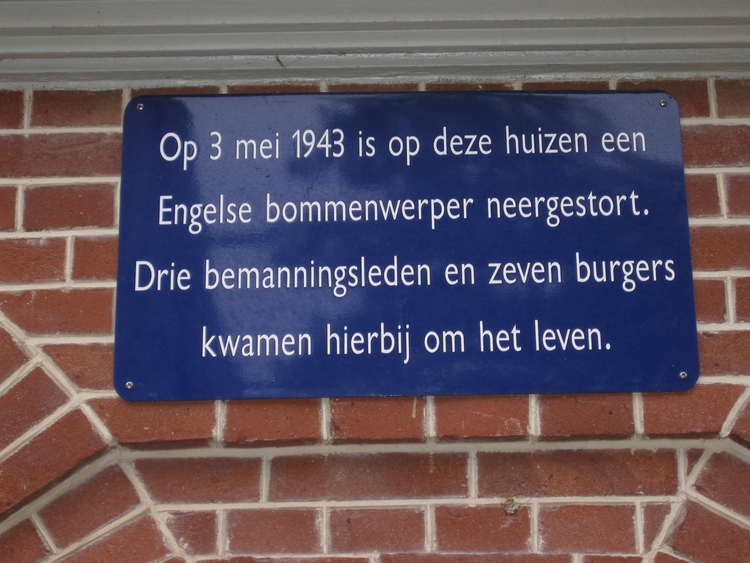 Van Bossestraat Deze plaquette hangt in de van Bossestraat, waar het vliegtuig in 1943 neerstortte 