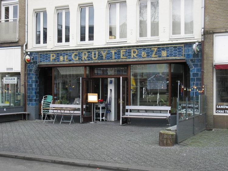 Van Limburg Stirumplein, café ‘de Gruyter', voorheen café ‘Tramlijn Begeerte’. Bron: foto gemaakt door Jan Wiebenga op 19-2-2014 