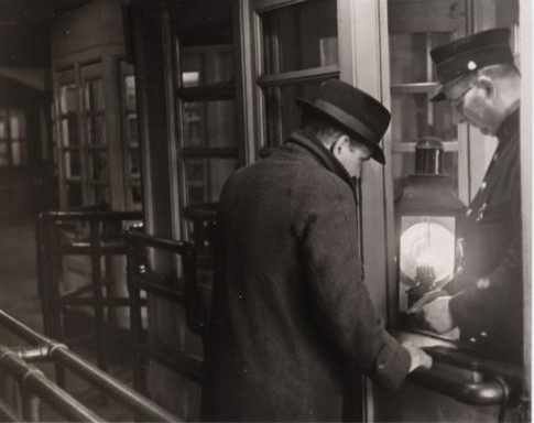 Verduistering, controle bij lantaarn op het Centraal Station, 1941 - Vereenigde Fotobureaux N.V. Bron: beeldbank Stadsarchief Amsterdam 