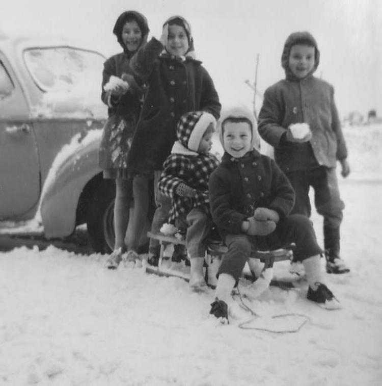 Genoeg sneeuw ik ben het meisje met het geruite jasje Foto: collectie Annette Jansen-Nieuwenhuize 